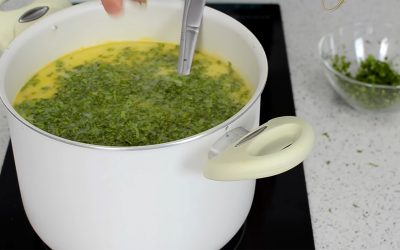 Ce condiment NU trebuie să pui în ciorba de miel: Arunc-o dacă greșești rețeta!