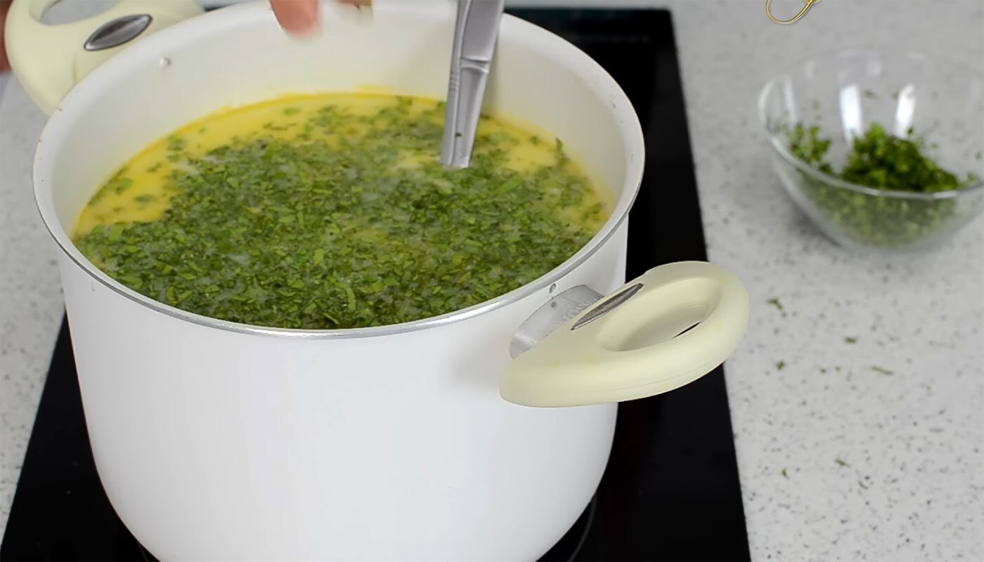 Ce condiment NU trebuie să pui în ciorba de miel: Arunc-o dacă greșești rețeta!