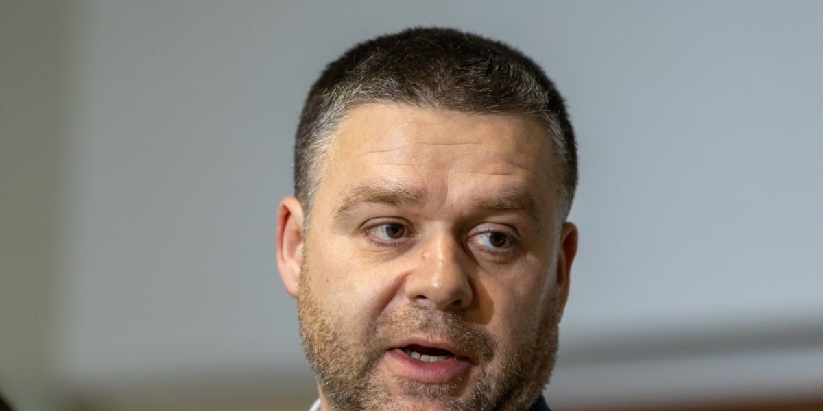 Sute de posturi dispărute: Instituții comasate, restructurări masive