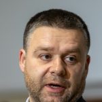 Sute de posturi dispărute: Instituții comasate, restructurări masive