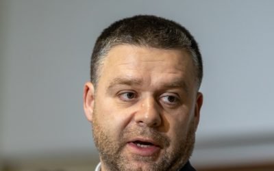 Sute de posturi dispărute: Instituții comasate, restructurări masive
