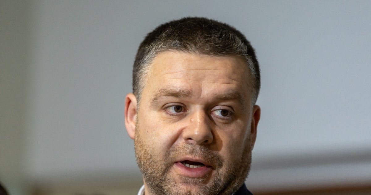 Sute de posturi dispărute: Instituții comasate, restructurări masive