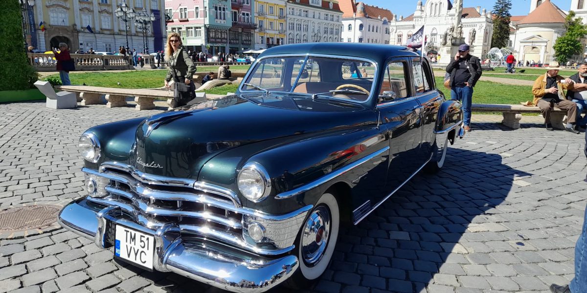 Retroparada Primăverii la Timișoara: Eleganță pe Roți, de la Chrysler la Ford Thunderbird