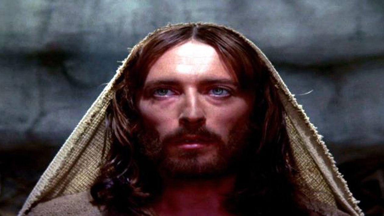 ROBERT POWELL: „IISUS DIN NAZARET” ȘI UMBRA UNUI ROL DEFINITORIU Actorul BRITANIC Robert Powell a rămas pentru totdeauna în memoria cinefililor drept Iisus din Nazaret, rolul care i-a definit cariera