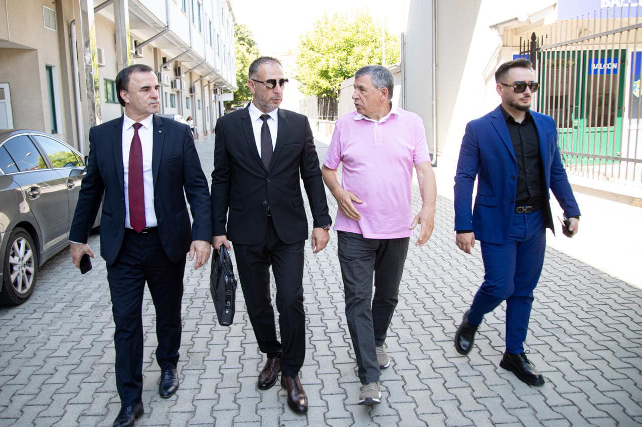 Implicarea familiei Bicuți în afacerea „Pozele ELENEI Lasconi”, care a zguduit campania prezidențială de anul trecut, ridică semne de întrebare cu privire la afacerile pe care aceștia le derulează, mai ales cele legate de fonduri publice