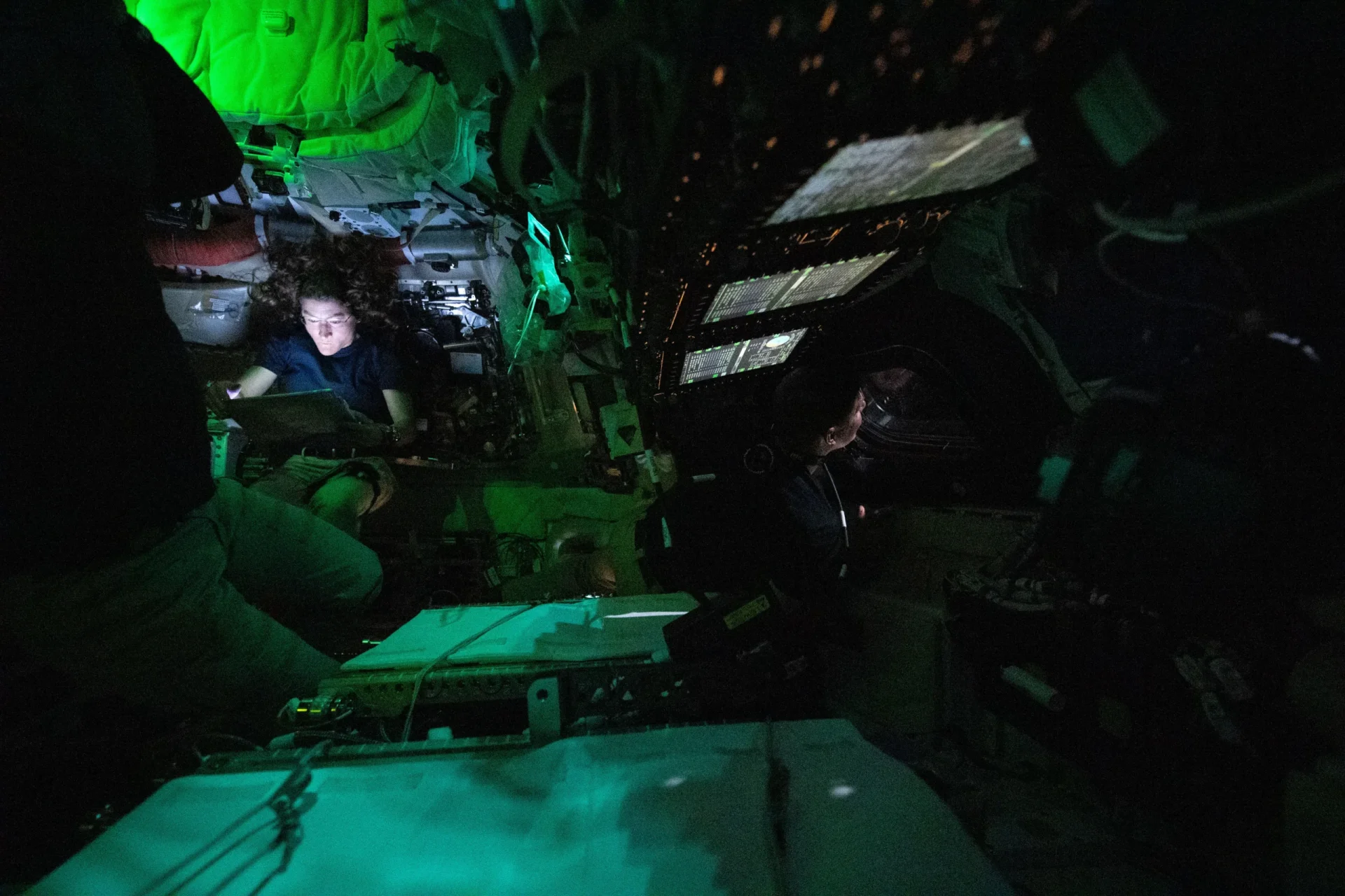 Cei patru astronauți ai misiunii Artemis II, actualmente în călătorie spre Lună, au avut până acum o desfășurare relativ lină, cu puține probleme semnalate pe parcursul zborului