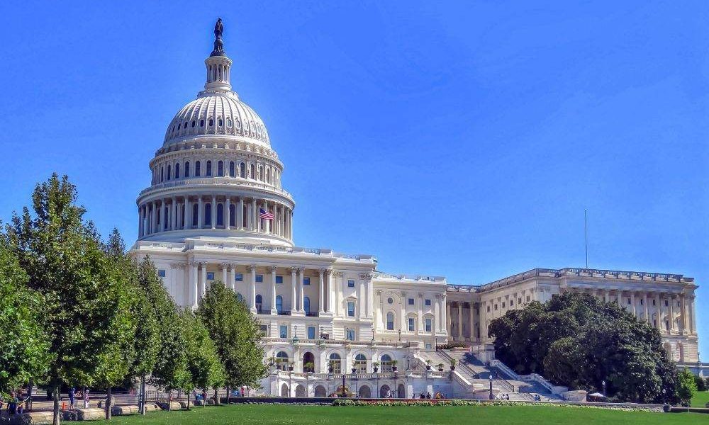 Administrația lui Donald Trump susține că ordinul unui judecător de a opri construcția unei săli de bal de 400 de milioane de dolari la Casa Albă creează un risc de securitate pentru președintele SUA, în timp ce echipa sa solicită unei curți federale de apel să suspende decizia, scrie The Guardian