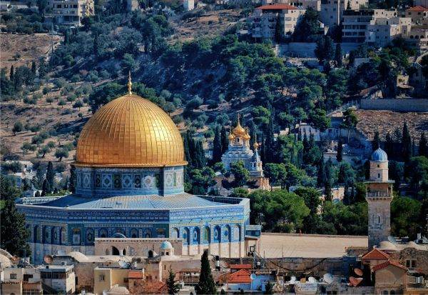 Sfânta Lumină de la Ierusalim, adusă în România cu o cursă specială