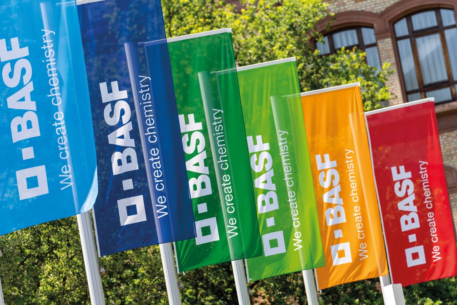 BASF Agricultural Solutions își extinde prezența în România prin crearea a peste 50 de noi poziții globale BASF Agricultural Solutions a anunțat oficial planurile de extindere a activităților în România, prin crearea a peste 50 de roluri noi în domeniul corporat și guvernanță, toate înscrise în strategia de transformare a companiei spre a deveni o entitate independentă în sectorul agricol