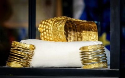 Recuperarea brățărilor dacice și a Coifului de la Coțofenești: Un pas uriaș pentru România Un tezaur inestimabil al istoriei noastre, brățările dacice și Coiful de la Coțofenești, a fost recuperat