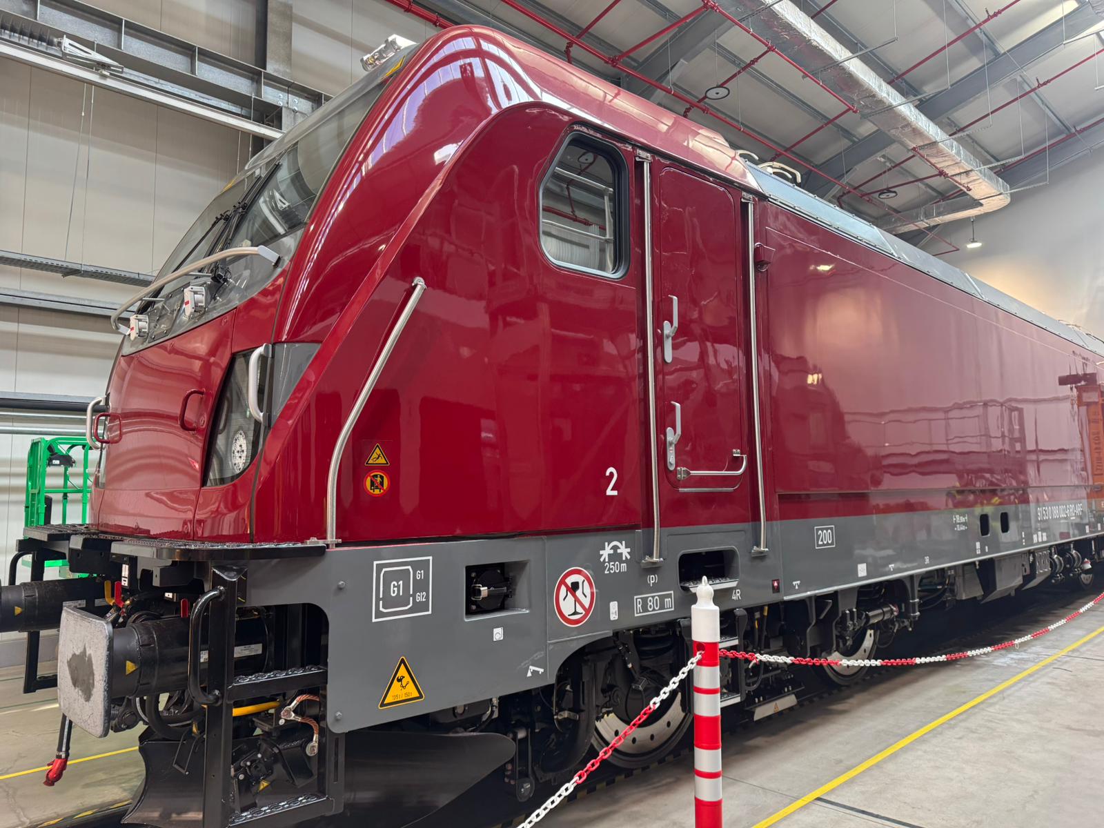 România accelerează modernizarea transportului feroviar, prin livrarea primei locomotive electrice de mare viteză către Autoritatea pentru Reformă Feroviară