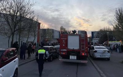 Constanța: Locatarii din blocul incendiat, relocați de Primărie / Echipele, la fața locului