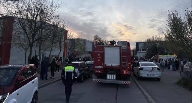 Constanța: Locatarii din blocul incendiat, relocați de Primărie / Echipele, la fața locului