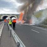 Incendiu pe A1: TIR cu fructe, făcut scrum în Hunedoara, șoferul, în stare de șoc