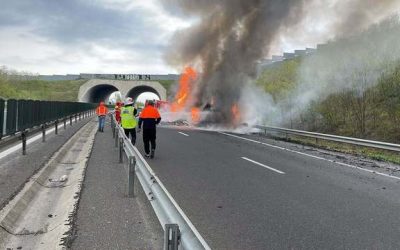 Incendiu pe A1: TIR cu fructe, făcut scrum în Hunedoara, șoferul, în stare de șoc