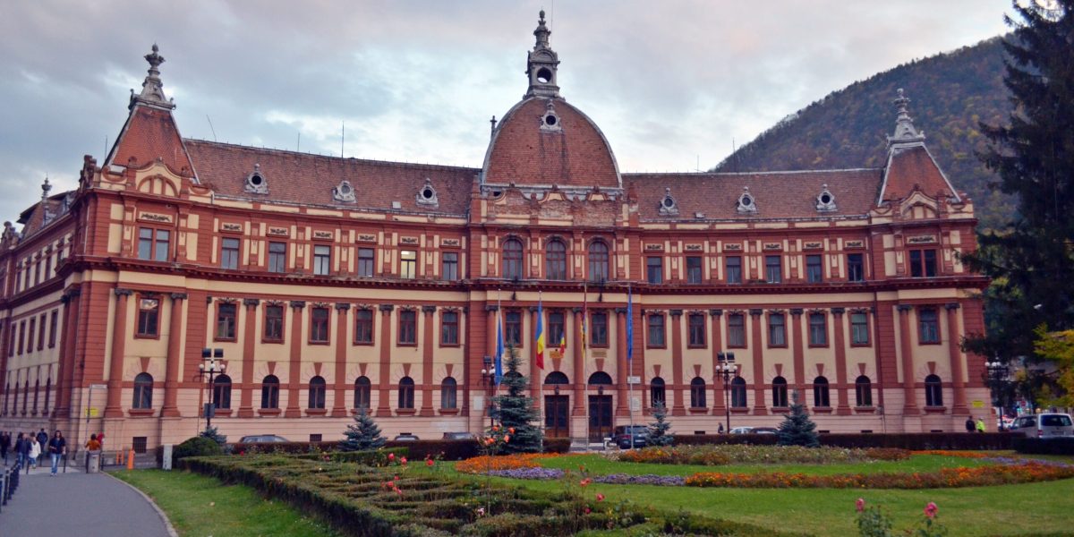 Clădirea-simbol din orașul X, în pericol seismic. Reabilitare cu bani de la Ministerul Dezvoltării