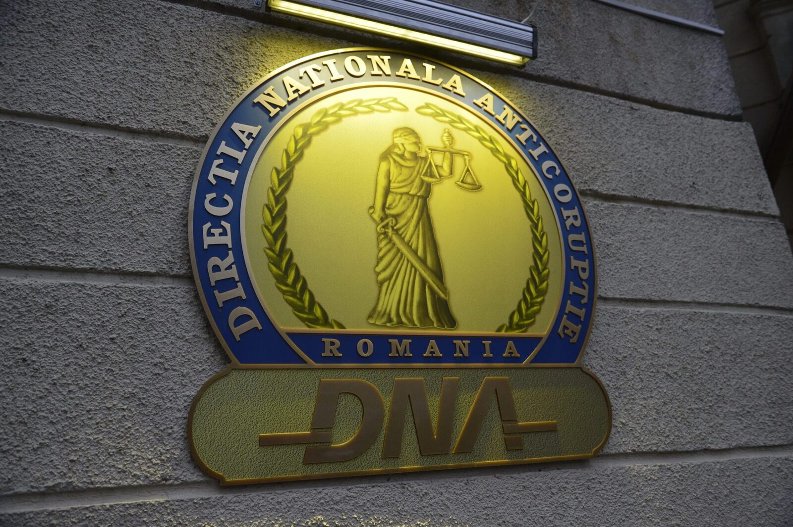 Fostul administrator al unei firme și doi funcționari publici sunt acuzați de abuz în serviciu într-un dosar privind achiziții de locuințe sociale în județul Argeș