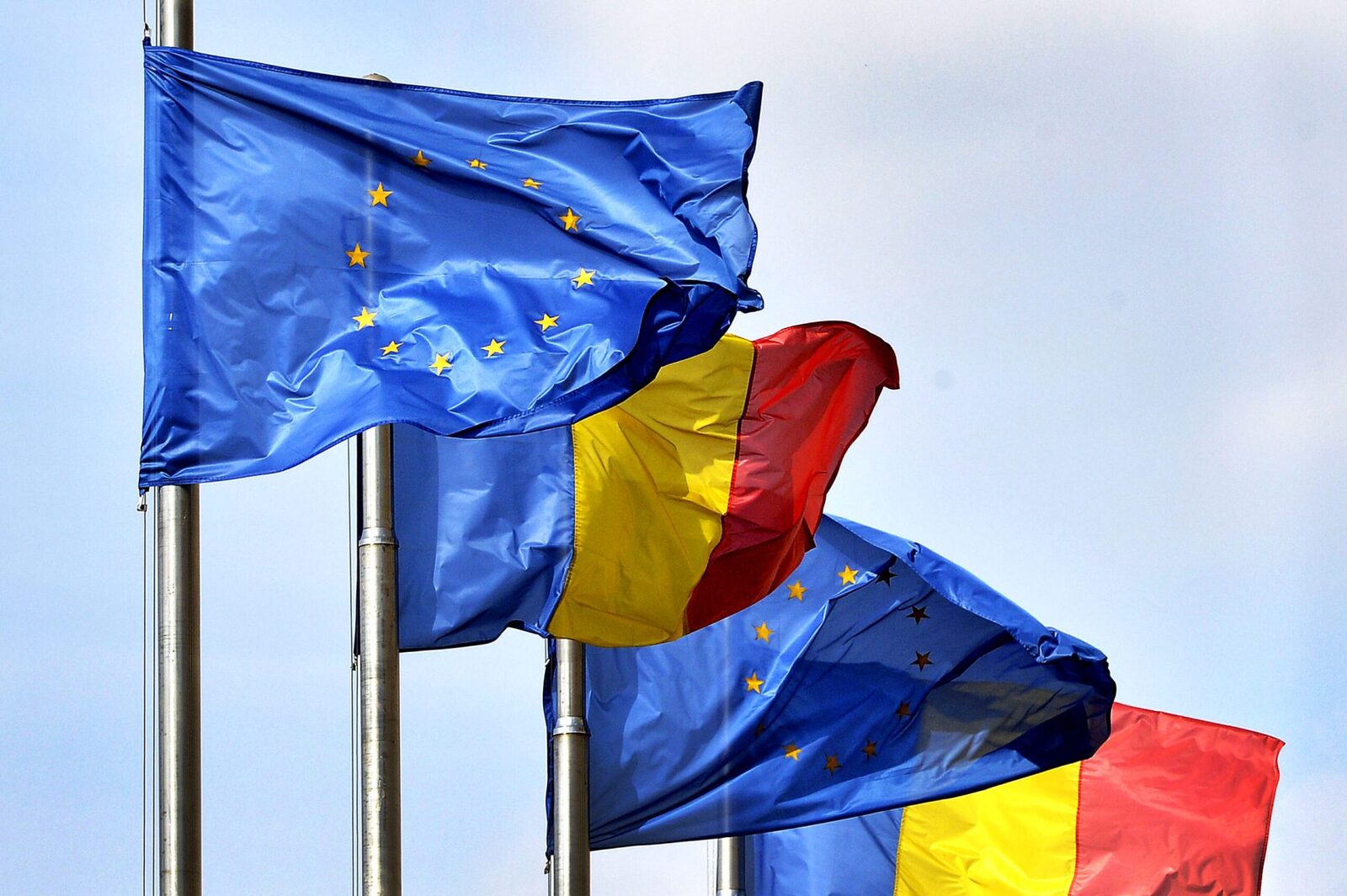 Scădere drastică în încrederea în stat, NATO și UE! Românii, împotriva conflictelor