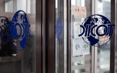 Droguri pentru elevi: DIICOT, percheziții în trei județe! Traficanți de 15 ani