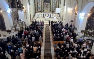 Milioane de credincioși catolici din întreaga țară au participat aseară la evenimentul anual al Luminii Sfântă, în cadrul căruia au primit lumină sfântă atât în biserici, cât și acasă