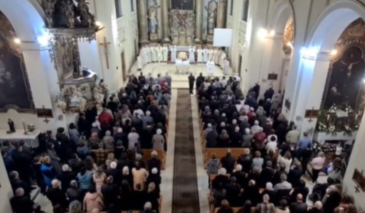 Milioane de credincioși catolici din întreaga țară au participat aseară la evenimentul anual al Luminii Sfântă, în cadrul căruia au primit lumină sfântă atât în biserici, cât și acasă