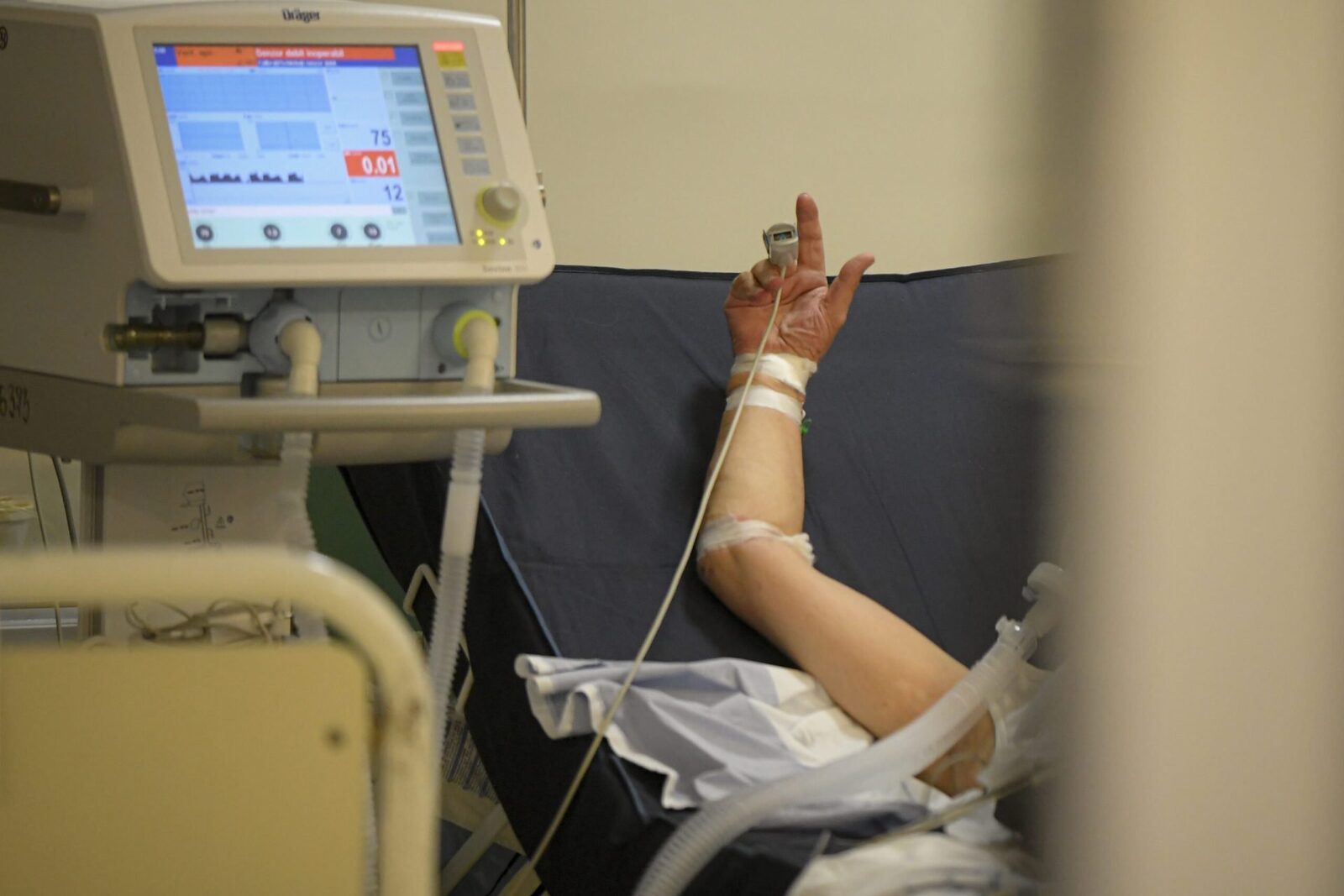 Mutație-șoc: Un pacient HIV, vindecat COMPLET după transplant
