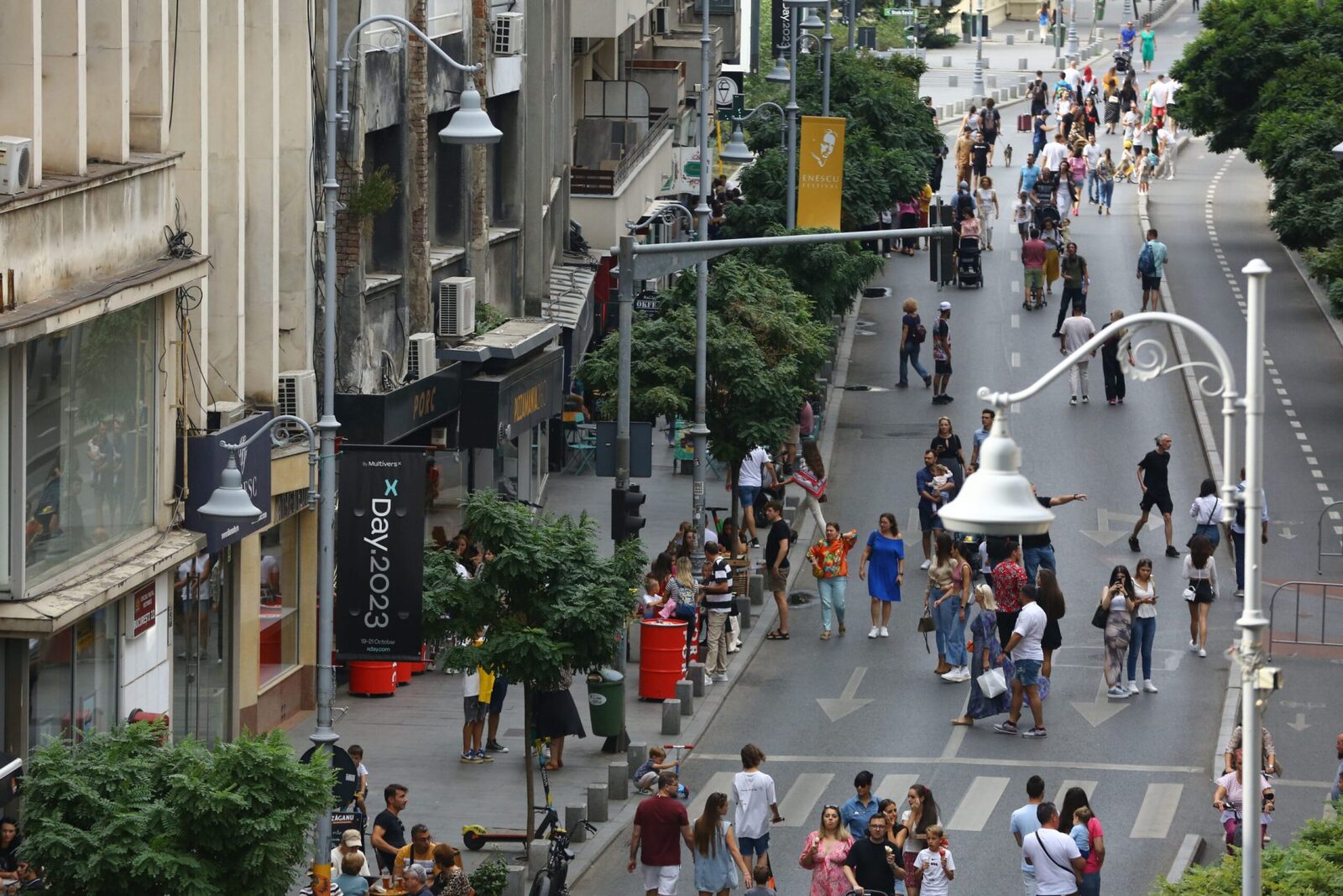 Bucureștiul are peste 5.340 de străzi, însumând 1.820 de kilometri și o suprafață totală de 20.000 de metri pătrați