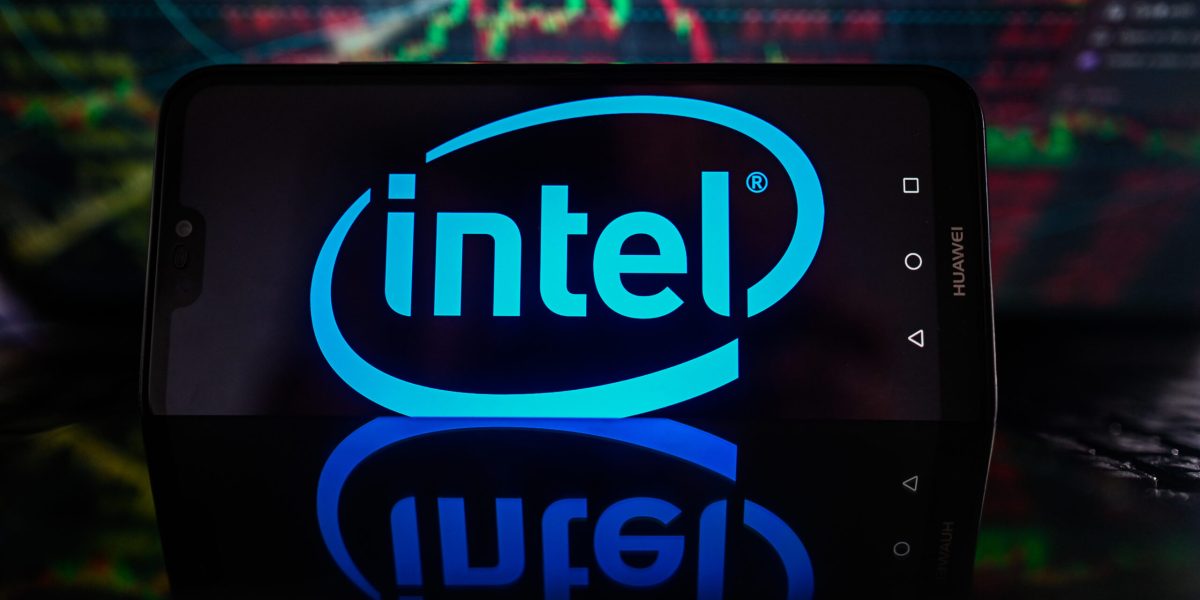 Intel, pe val: Cererea de procesoare AI propulsează compania spre record