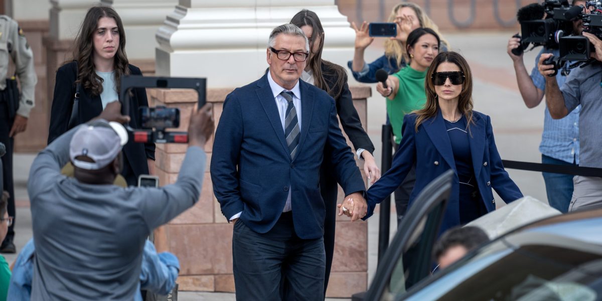 Începe procesul pentru moartea de pe platourile westernului Rust, cu Alec Baldwin