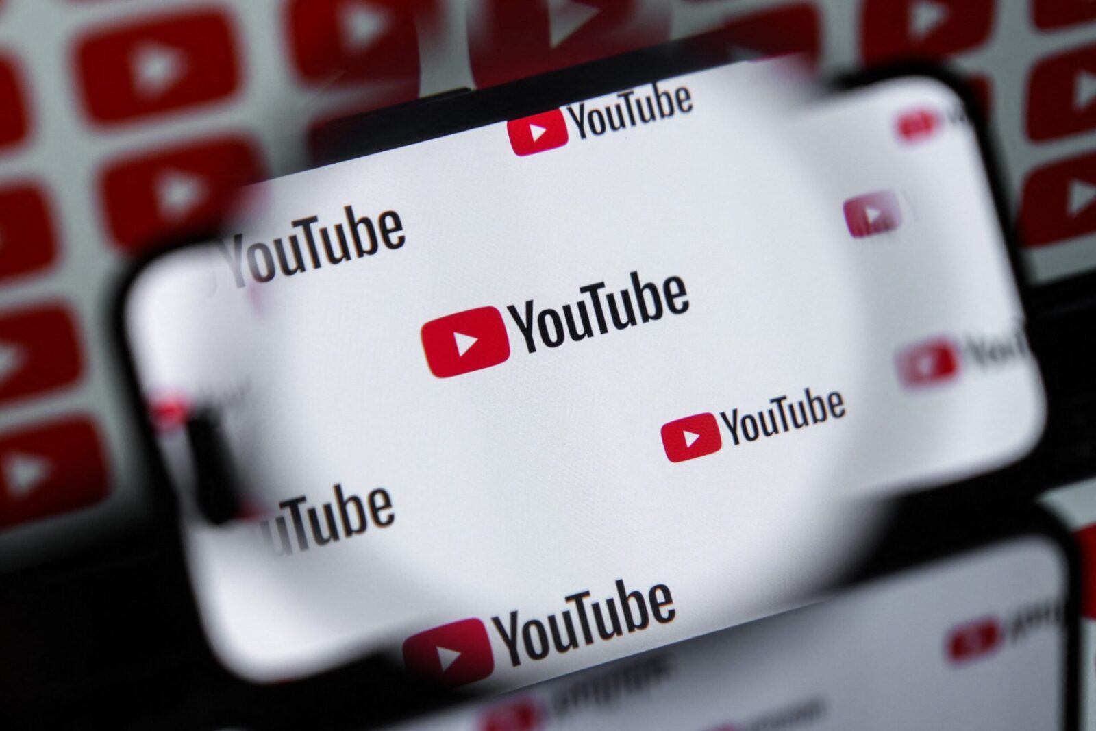 YouTube a blocat temporar un videoclip publicat de NVIDIA care prezenta tehnologia DLSS 5, un sistem bazat pe inteligență artificială menită să îmbunătăţească calitatea imaginilor din jocurile video