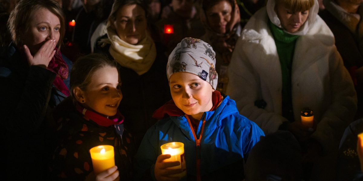 Înălțare cu credință: Românii merg la slujbă și sărbătoresc Paștele acasă