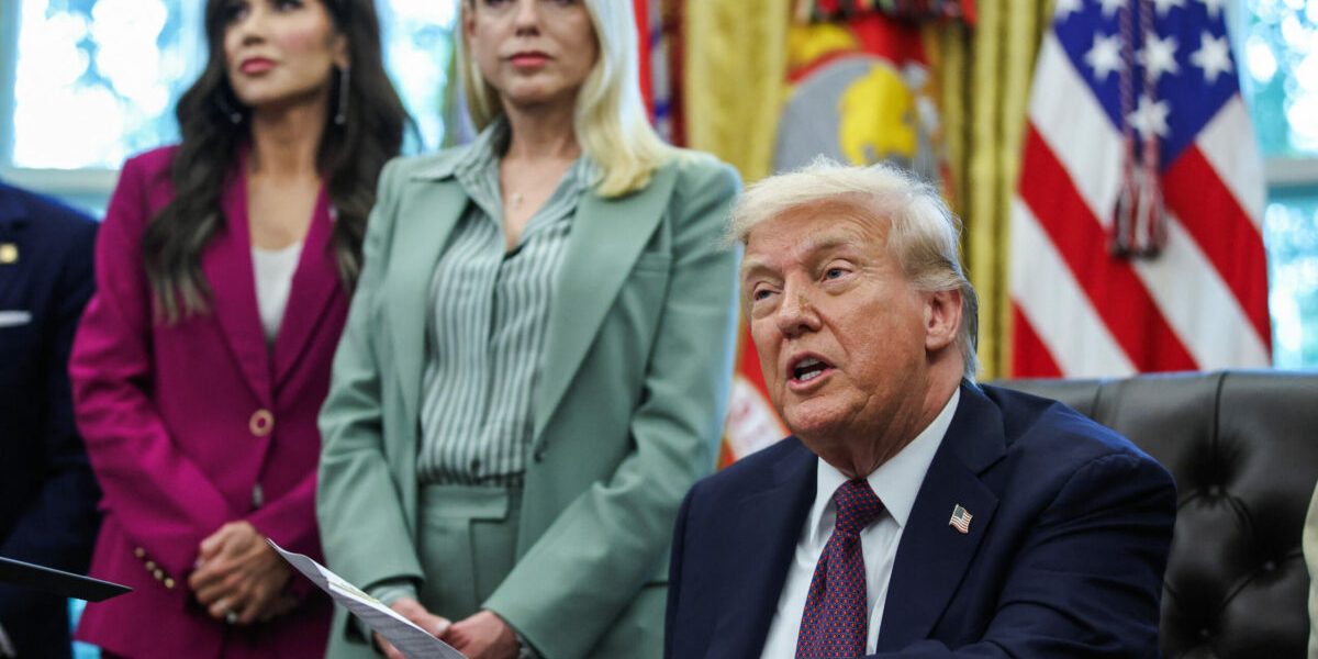 Nu ascultă consilieri, se enervează și improvizează: Gestul lui Donald Trump