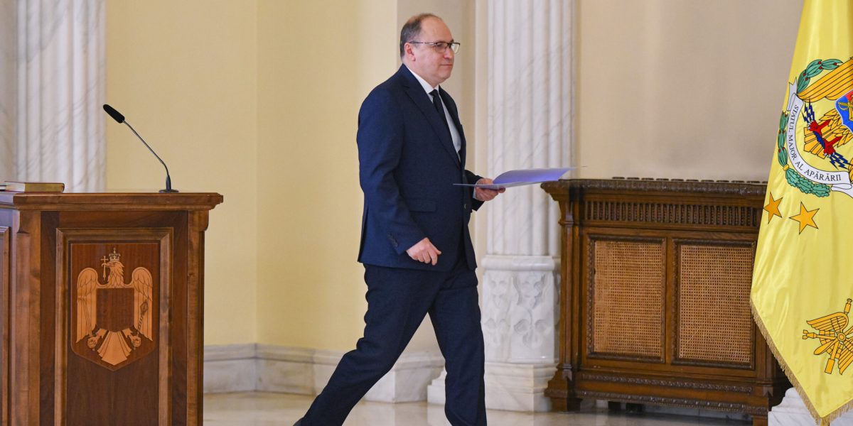 Dimian vrea bani în plus pentru profesori: Munca de acasă, inclusă în program