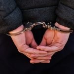 Alba: Tânăr de 18 ani, arestat după ce a înjunghiat un bărbat. Mama, sub control judiciar