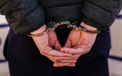 Alba: Tânăr de 18 ani, arestat după ce a înjunghiat un bărbat. Mama, sub control judiciar