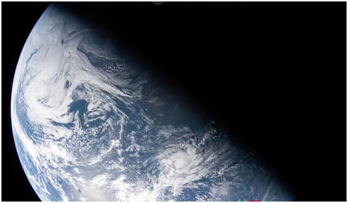 Astronauţii misiunii Artemis 2 sunt mai aproape de Lună decât de Pământ, iar primii membri ai echipajului au început deja să observe, cu ochii lor, aspecte semi-necunoscute ale satelitului natural