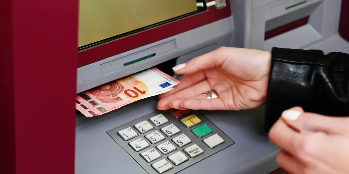 Schimbări MAJORE la bancomat: UE introduce monitorizare în timp real, atenție la retragere