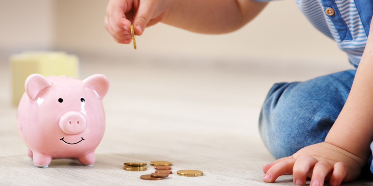 Atenție la bani! Când intră alocațiile și indemnizațiile în aprilie