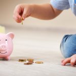 Atenție la bani! Când intră alocațiile și indemnizațiile în aprilie