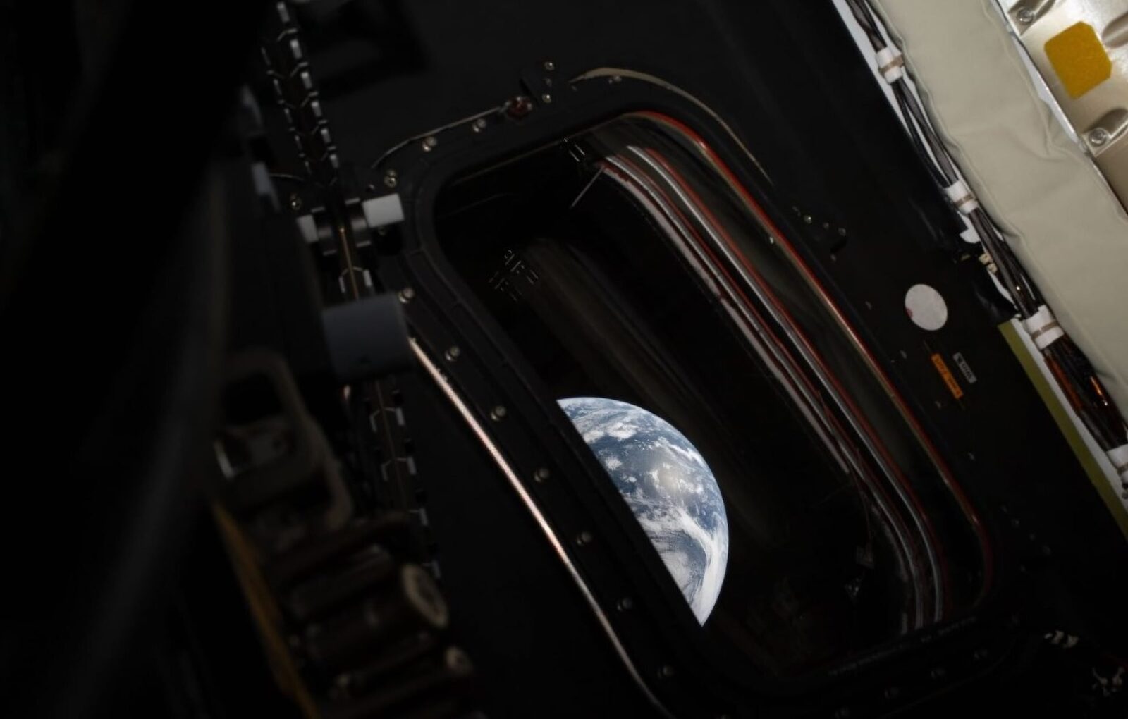 Imaginile trimise din capsula Orion, în timpul primei misiuni Artemis cu echipaj uman după mai bine de 50 de ani, arată planeta noastră dintr-un unghi neașteptat și plin de simbolism
