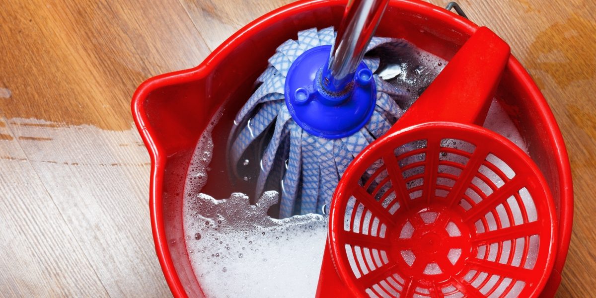 Așa îți distrugi parchetul: greșelile de curățare pe care le faci zilnic