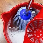 Așa îți distrugi parchetul: greșelile de curățare pe care le faci zilnic