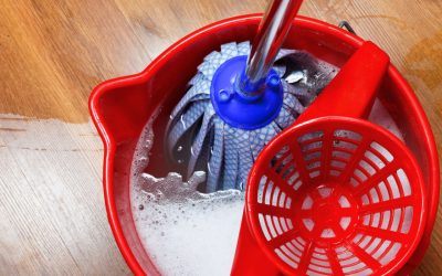 Majoritatea românilor curăță parchetul laminat incorect, riscând să îl deterioreze în timp