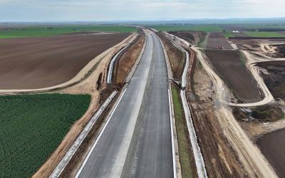 Anul 2026 ar putea aduce o serie de inaugurări importante pentru Autostrada Transilvania, cele mai avansate progrese vizând construcția tronsonului de 74 de kilometri dintre Nușfalău, județul Sălaj, și Borș II, lafrontiera cu Ungaria