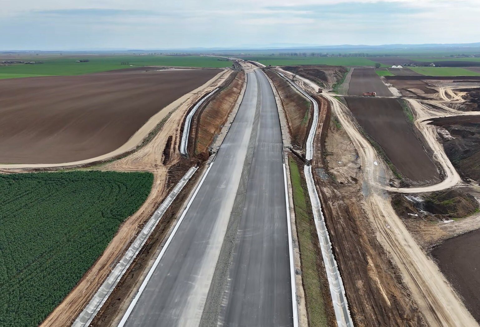 Anul 2026 ar putea aduce o serie de inaugurări importante pentru Autostrada Transilvania, cele mai avansate progrese vizând construcția tronsonului de 74 de kilometri dintre Nușfalău, județul Sălaj, și Borș II, lafrontiera cu Ungaria