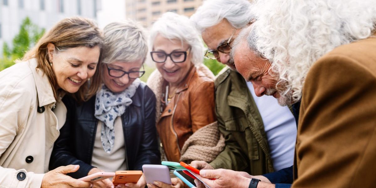 Boomerii cer AI: Studiul EY arată nevoia de alfabetizare digitală urgentă