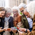 Boomerii cer AI: Studiul EY arată nevoia de alfabetizare digitală urgentă