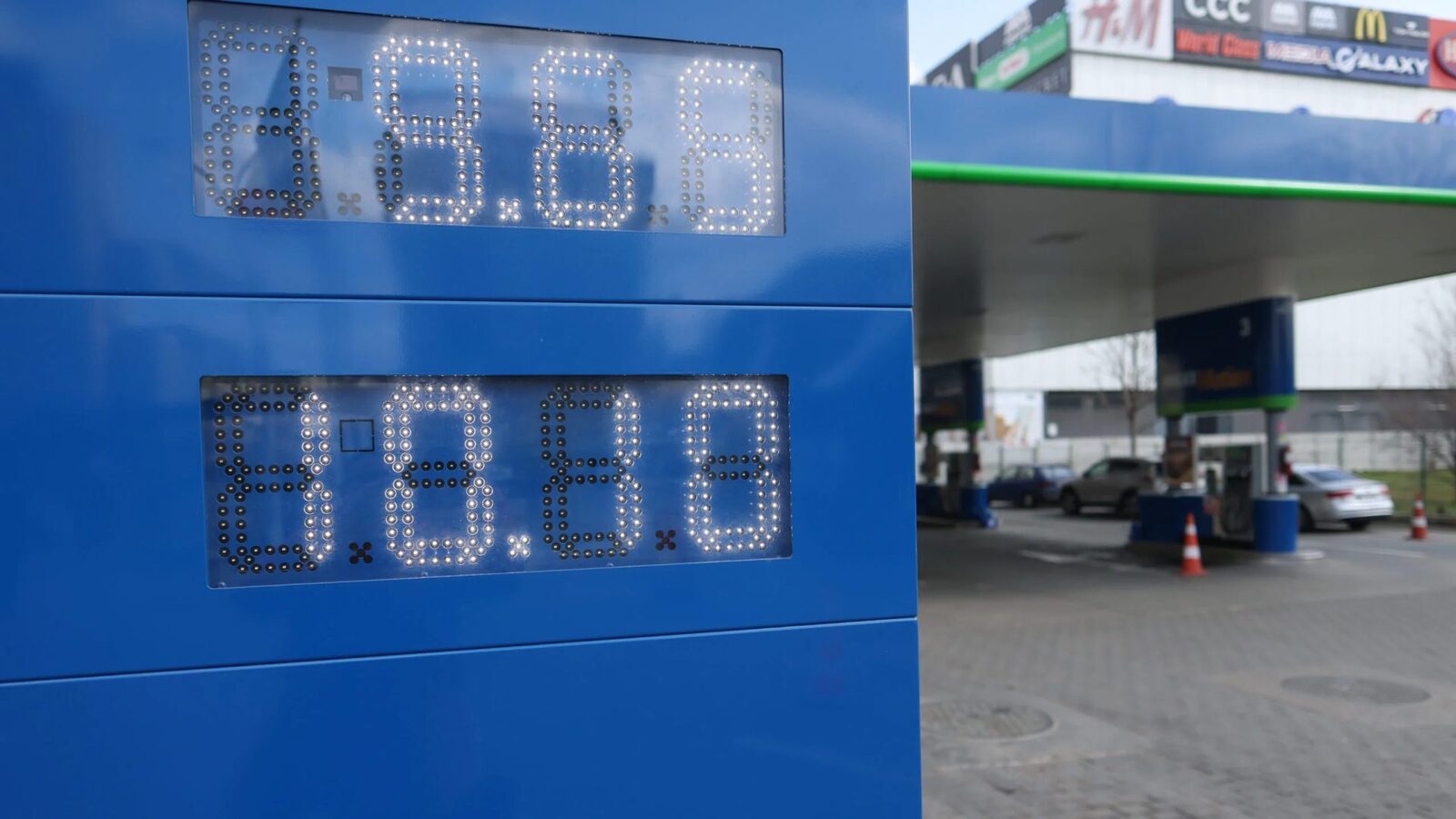 GUVERNUL, PRAGITIT SĂ INTERVINĂ ÎN FAȚA SCUMPIRILOR LA MOTORINĂ Guvernul ia în calcul noi măsuri pentru a diminua impactul scumpirilor la motorină