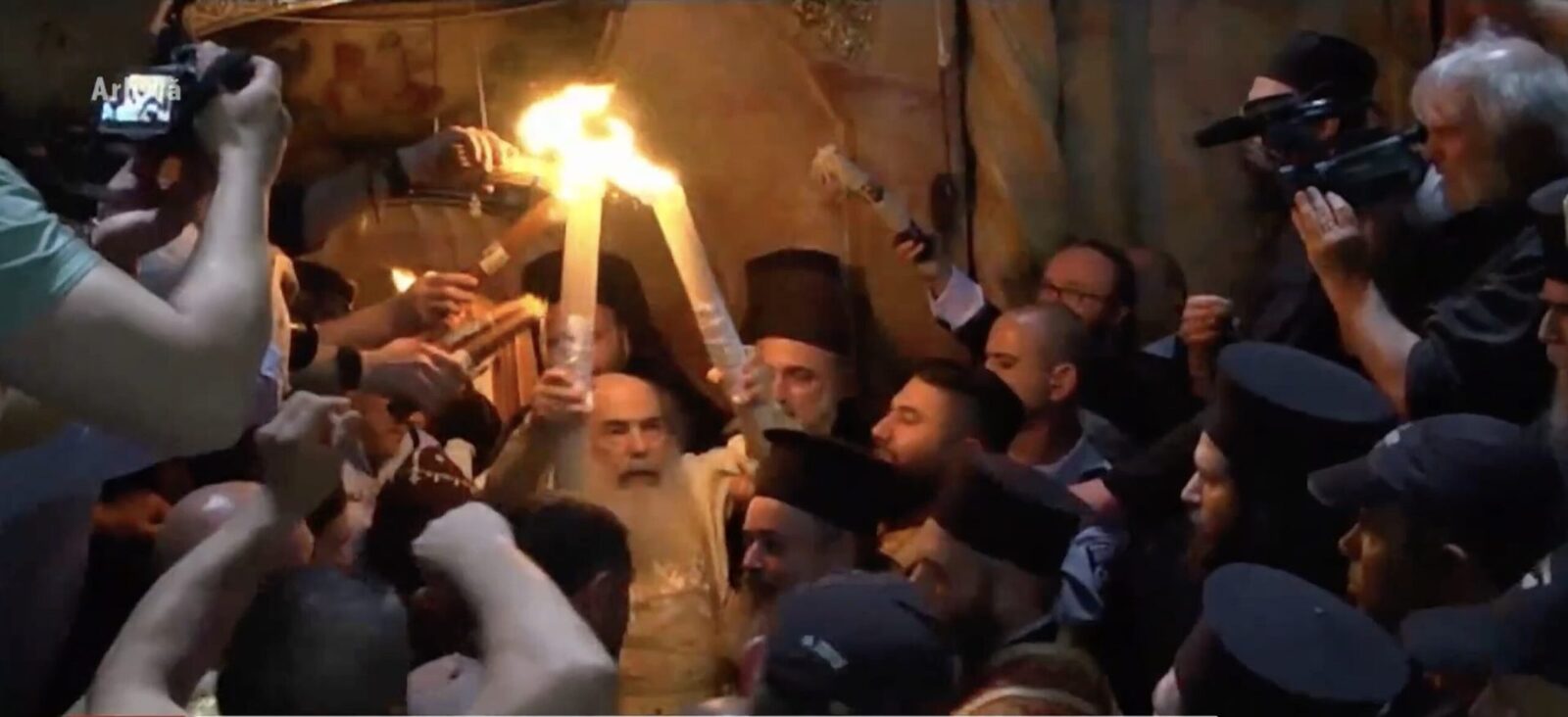 Biserica Sfântului Mormânt din Ierusalim își redeschide porțile după 40 de zile de restricții, permițând credincioșilor să participe la ceremonia primirii Sfintei Lumini, a anunțat joi agenția Basilica a Patriarhiei Române