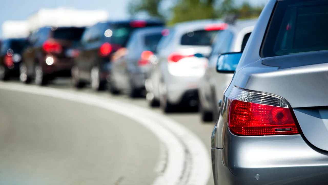 Restricții pentru camioane în perioada sărbătorilor pascale O serie de restricții de circulație pentru autovehiculele de transport marfă cu masa totală maximă autorizată mai mare de 7,5 tone vor fi aplicate în perioada minivacanței de Paște din 2026, conform Ordinului MT-MAI nr